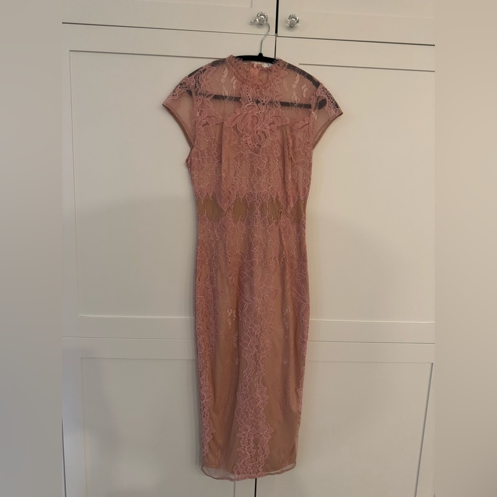 Chic Lace Midi Dress in Soft Pink